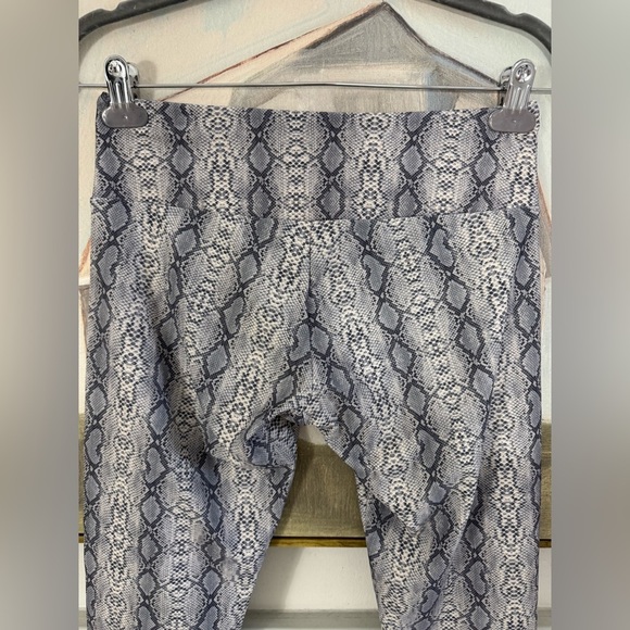 ONZIE Gray & White Cropped Snake Print Leggings Size Medium - Picture 8 of 9